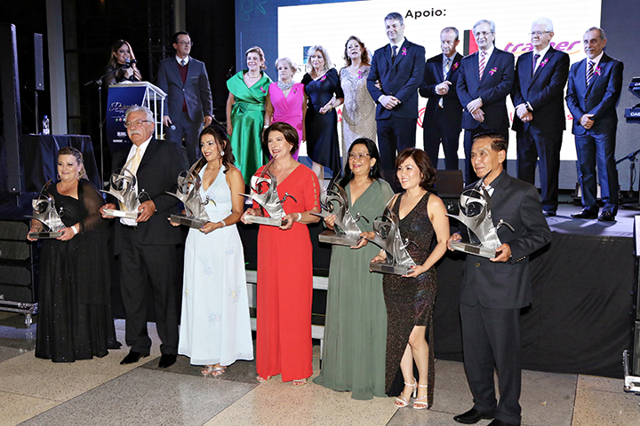 Premiados de 2023 com os troféus da cerimônia