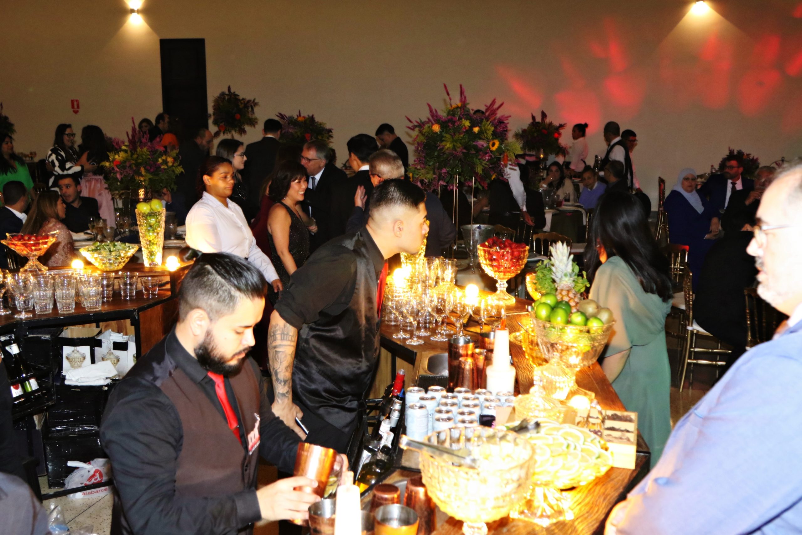 Convidados e serviço gastronômico durante o evento