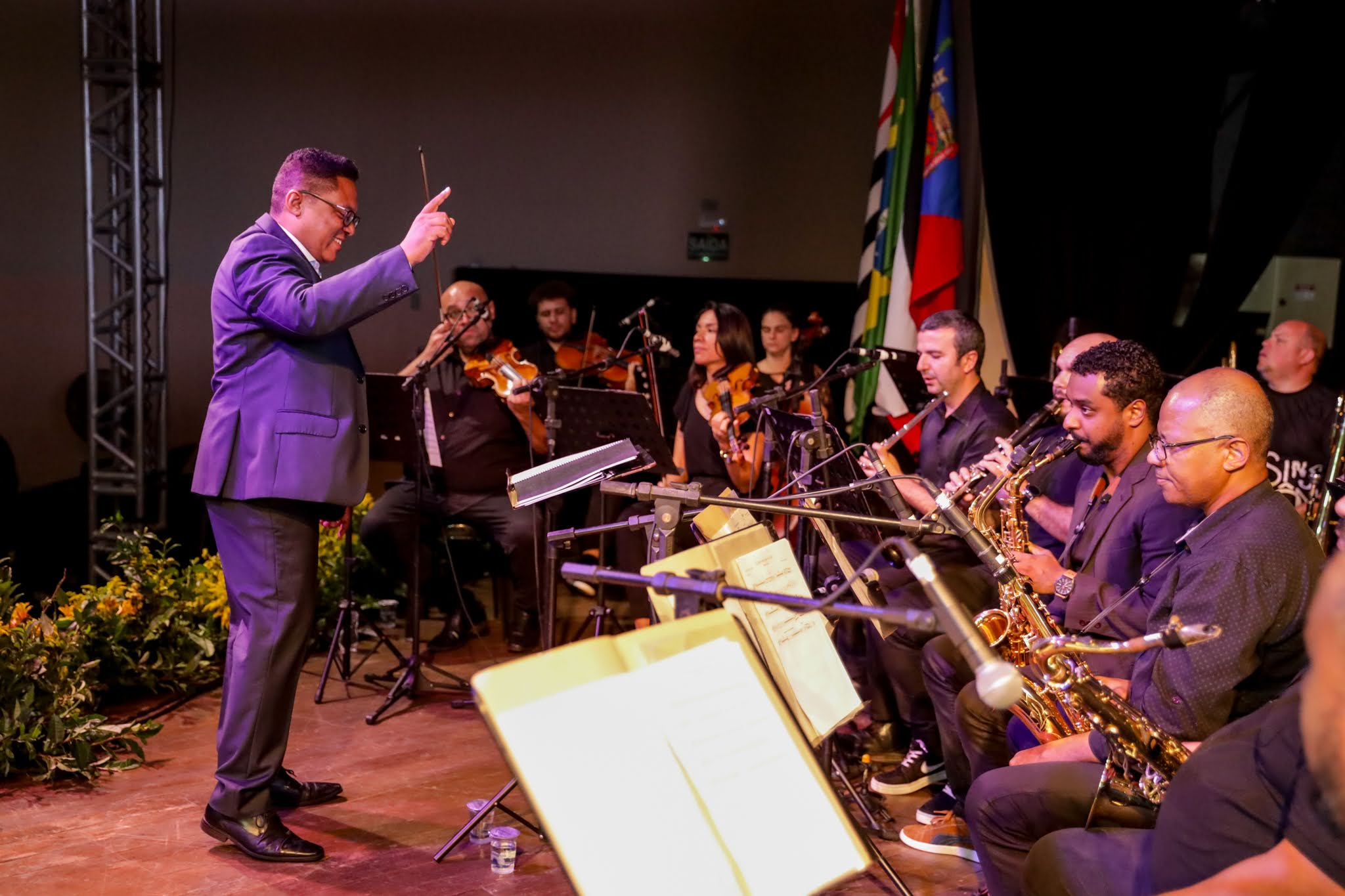 Orquestra se apresentando durante a cerimônia